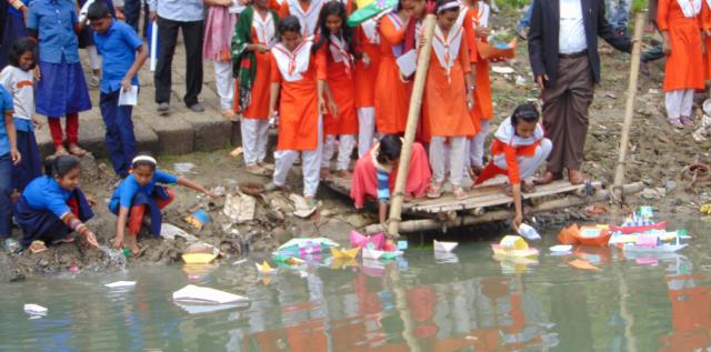 নৌকা ভাসিয়ে অভিনব প্রতিবাদ