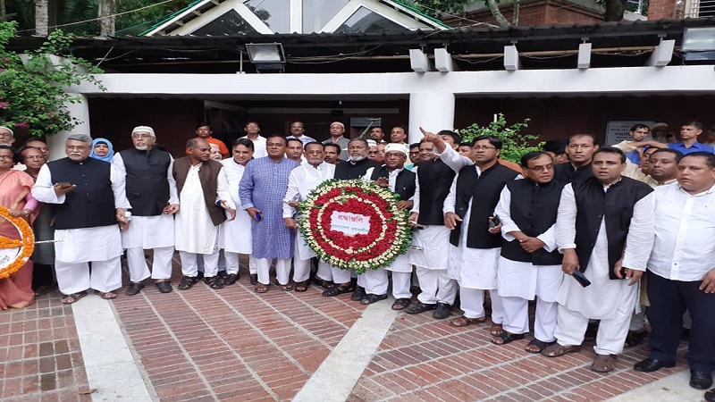 টুঙ্গিপাড়ায় জাতির পিতার সমাধিতে কৃষক লীগের শ্রদ্ধা