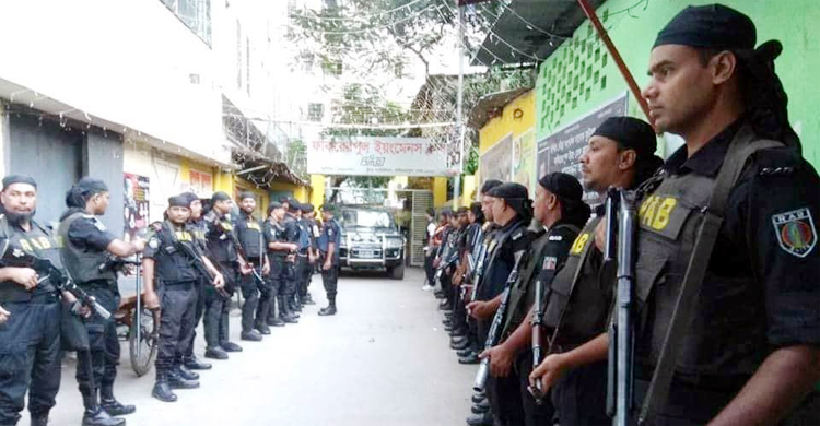 ফকিরাপুলে ক্যাসিনোতে অভিযান চলছে, আটক ১৪২