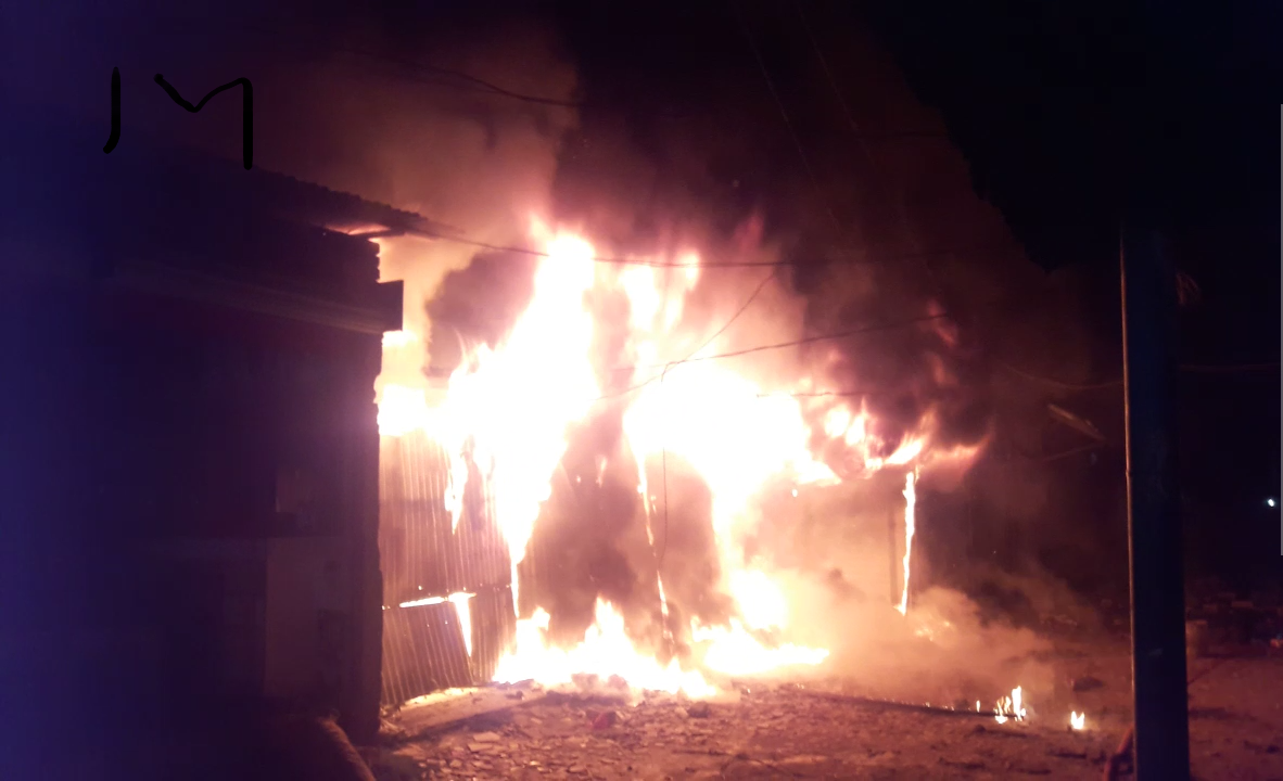 জৈনা বাজারে ভয়াবহ অগ্নিকান্ডে পুড়েছাই দুটি জোতার দোকান, ৩ লক্ষাধিক টাকার ক্ষতি।