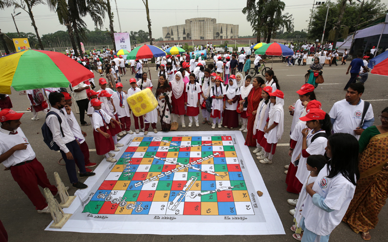 সড়কের ওপর সাপ-লুডু, ফুটবল খেলা!