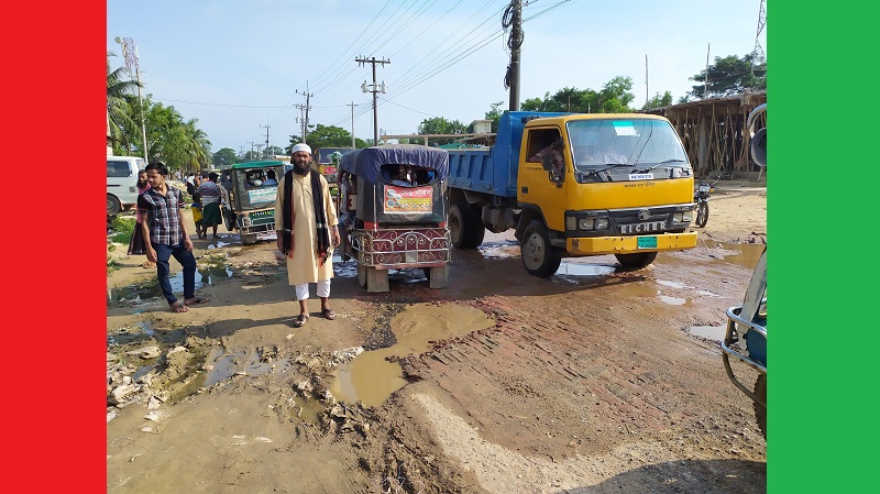 কক্সবাজার উখিয়া টেকনাফ মহাসড়ক মহাবিপদ হয়ে দাড়িয়েছে এখন।