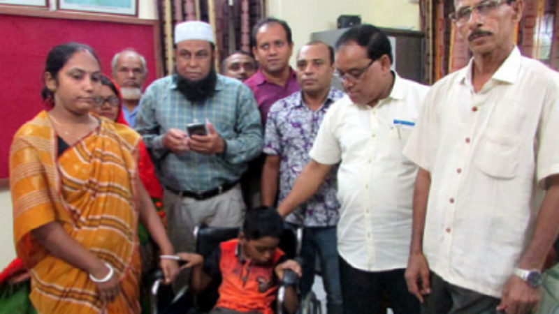 ফকিরহাটে প্রতিবন্ধী শিশুদের মাঝে হুইল চেয়ার বিতরণ।