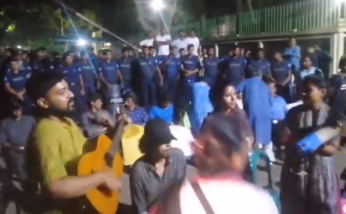 জাবি ভিসির বাসভবনের সামনে প্রতিবাদী কনসার্ট