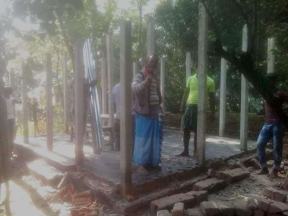 পলাশবাড়ীতে অবশেষে সেই ইউপি সদস্যের স্বামীকে দেওয়া ঘর ভেঙ্গে দেওয়া হলো আরেকটি পরিবারকে