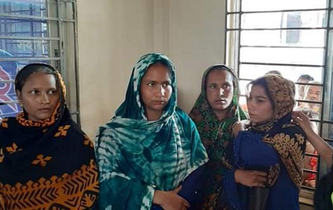 যাত্রীবেশে পরিবহনে ছিনতাই করে তারা