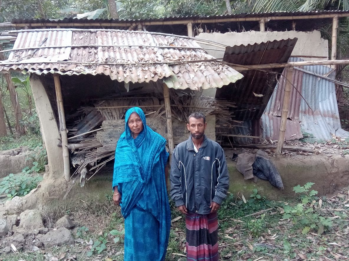 হরিণাকুণ্ডুতে চৌধুরী প্রতিবন্ধির কবর পা‌শে জমি আছে ঘর নাই