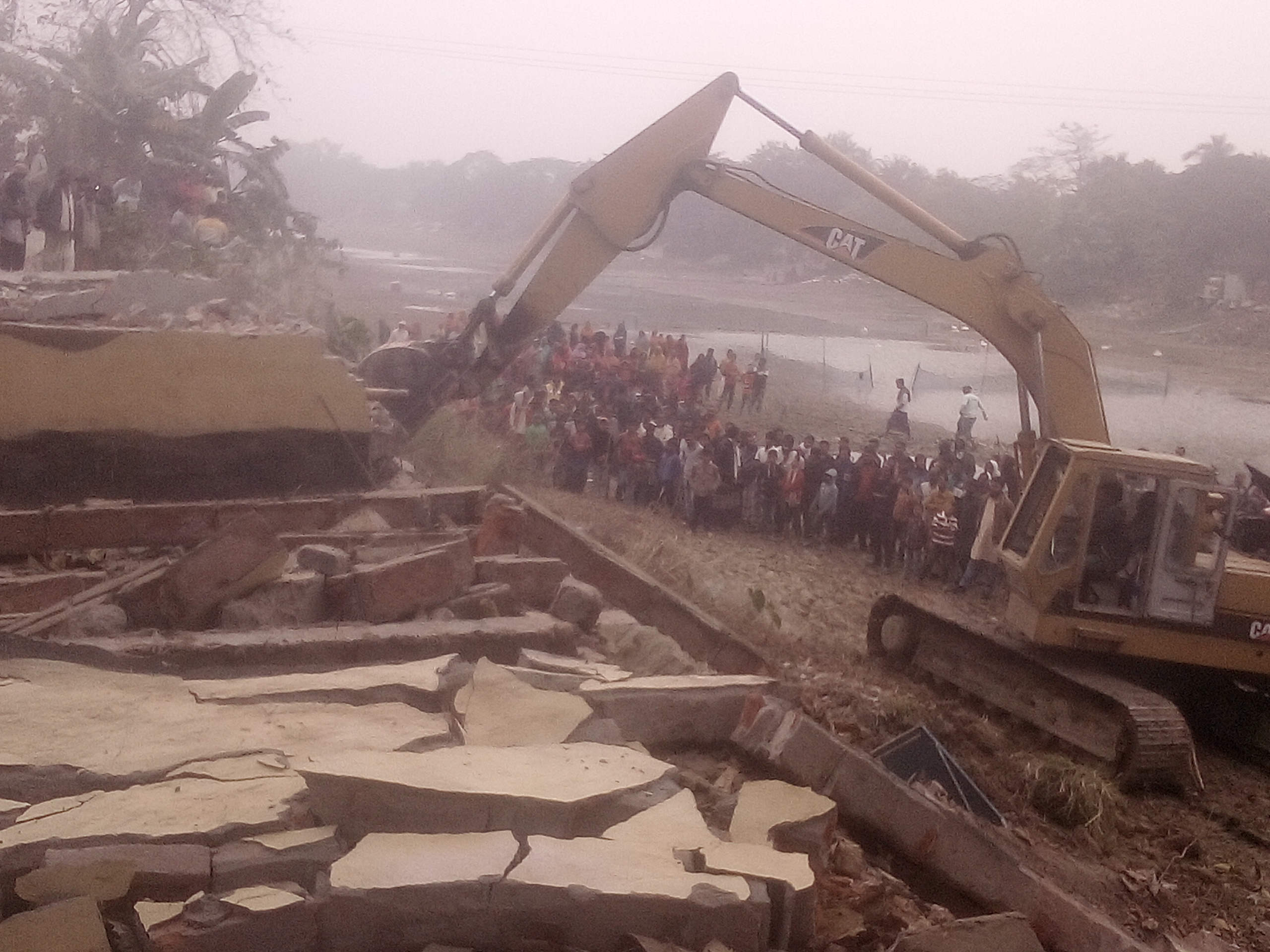 আলমডাঙ্গায় জি কে সেচ খালের যায়গা থেকে অবৈধ দখলদারদের ১ম দিনে শতাধিক ব্যবসা প্রতিষ্ঠান ভেঙ্গে গুড়িয়ে দিয়েছে কর্তৃপক্ষ।