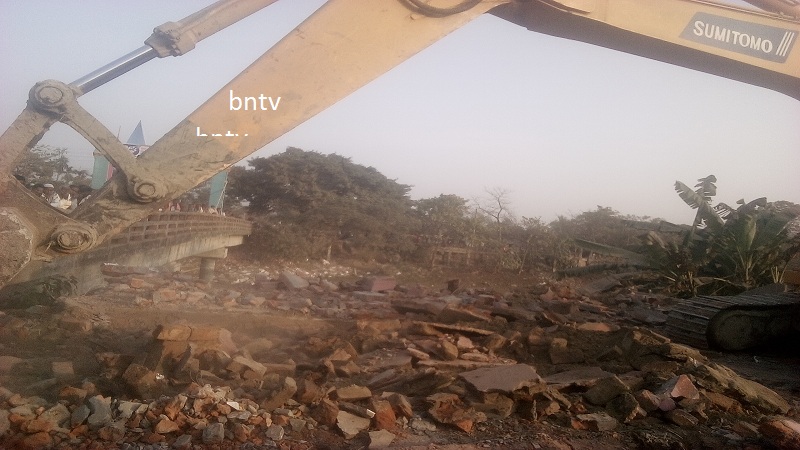 আলমডাঙ্গা আনান্দধামে জি কে সেচ খালের যায়গা থেকে অবৈধ দখলদারদের ২য় দিনে শতাধিক প্রতিষ্ঠান ভেঙ্গে গুড়িয়ে দিয়েছে।