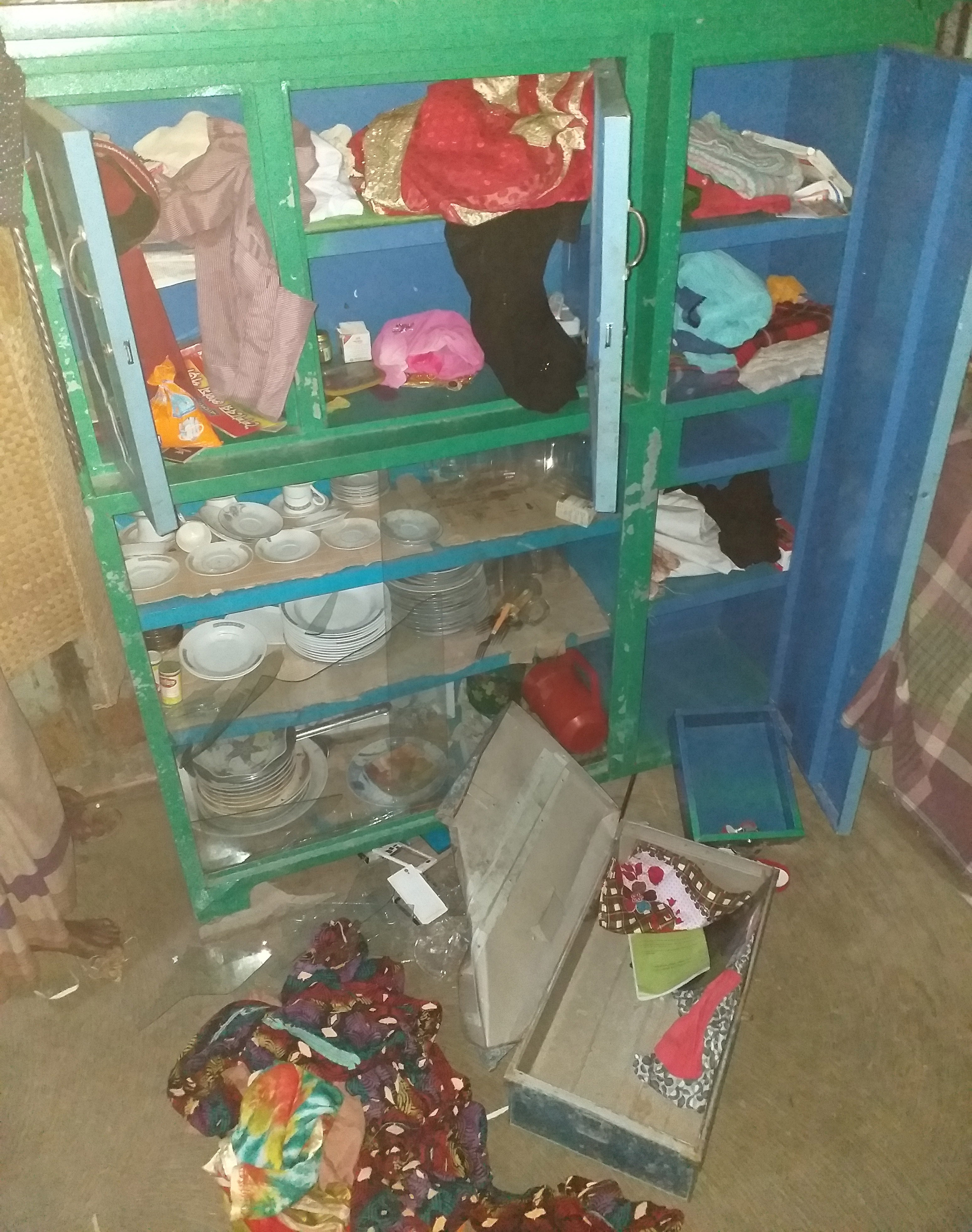 কলাপাড়ায় চম্পাপিরে ডাকাত সেজে বসতঃবাড়ী কুপিয়ে তছনছ, নগদ টাকা-স্বর্নালংকার লুট