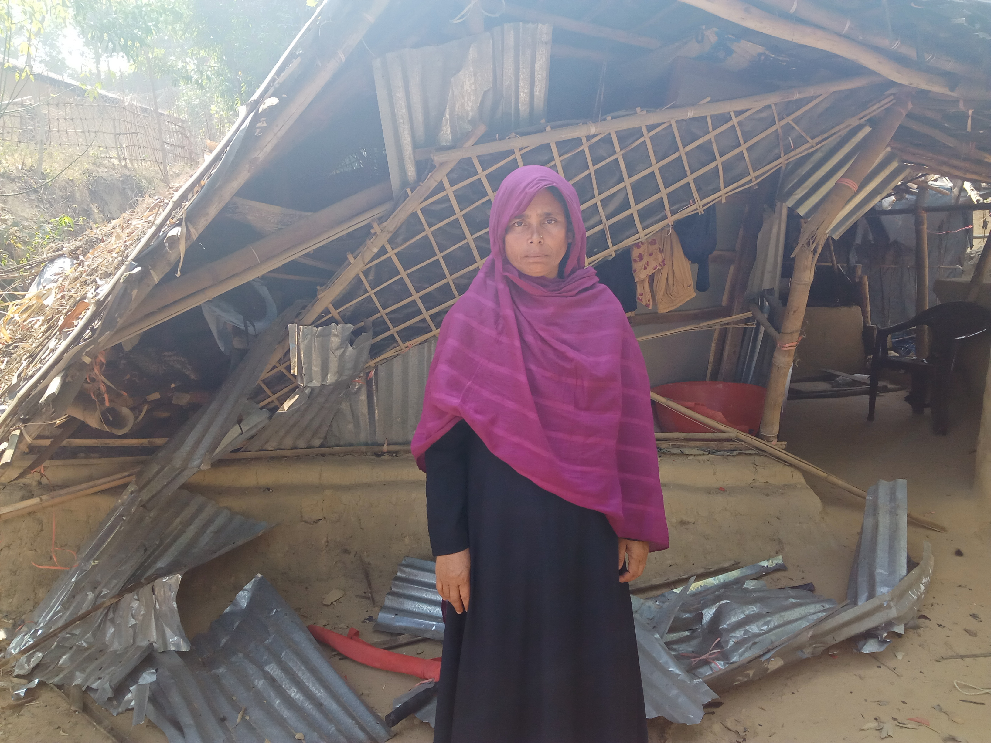 পালংখালী নলবনিয়া গ্রামে সমাজের সদ্দার কথা না মানায় বিধবা মহিলার ঘরে ভাংচুর ও লুটপাট।   