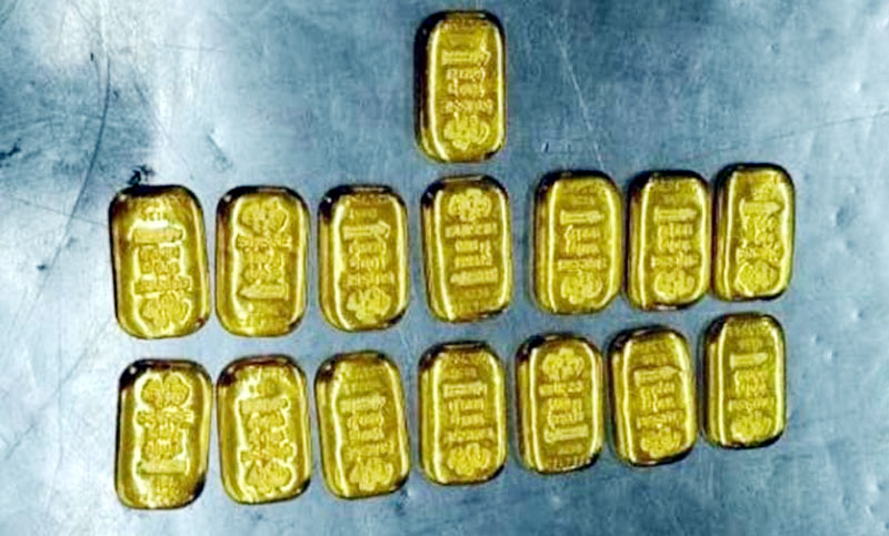 শাহজালালে যাত্রীর জুতায় ১৪ স্বর্ণের বার, আটক ১