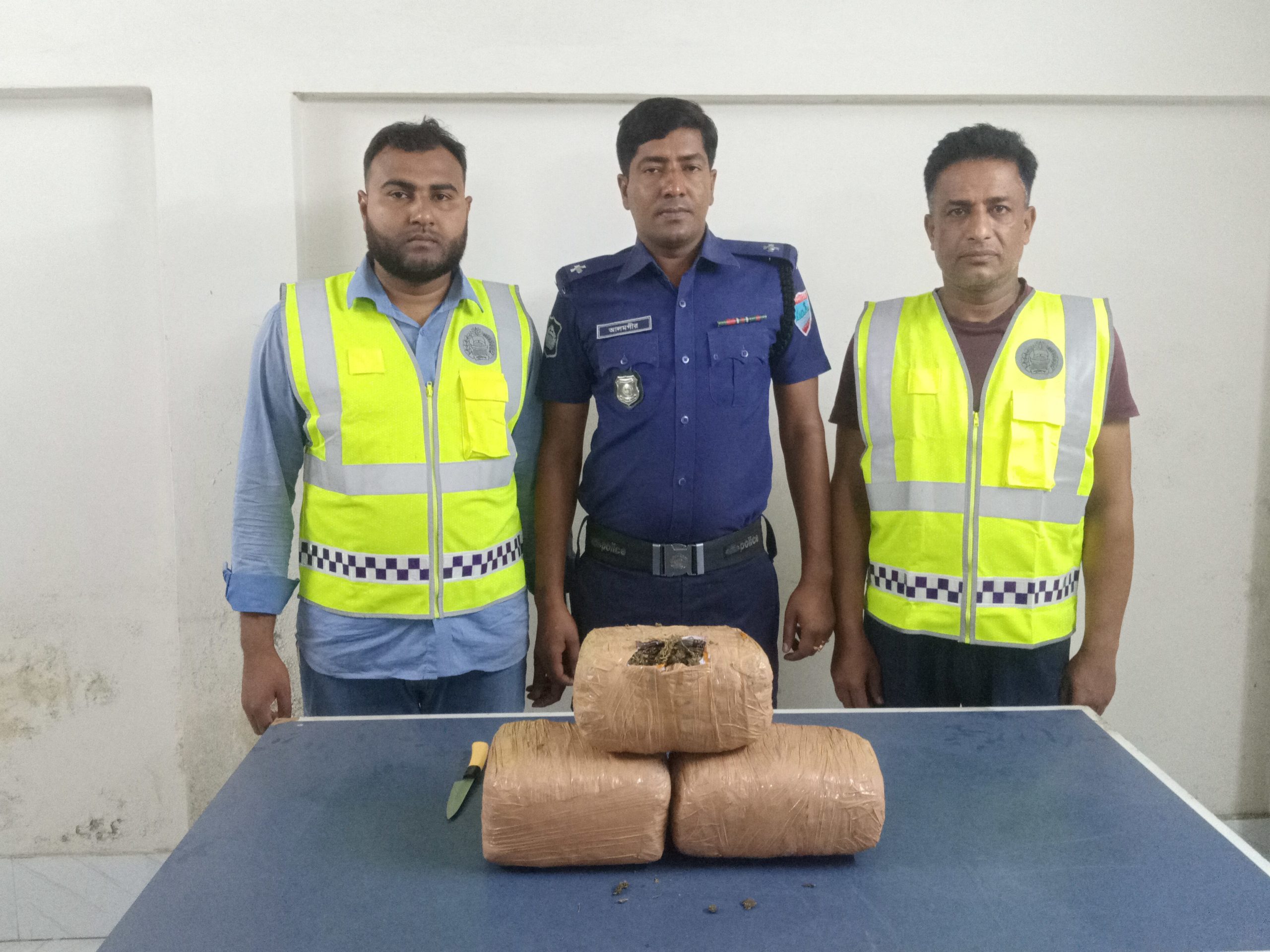 বেনাপোলে বাঁশ বাগানের ভিতর ময়লার স্তুপ থেকে পরিত্যক্ত অবস্থায় ৬ কেজি গাঁজা উদ্ধার