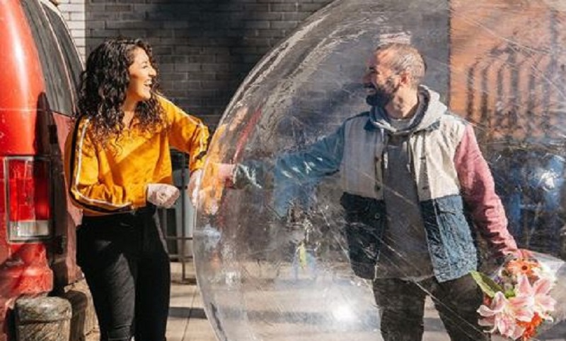 কে বলে লকডাউন! ছাদ পেরিয়ে প্রেম, বেলুনে দুর্ধর্ষ ডেটিং!