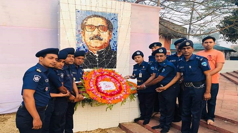 জাতির পিতা জন্মশতবার্ষিকী উপলক্ষে প্রতিকৃতিতে ফুল দিয়ে শ্রদ্ধা নিবেদন করেন উখিয়া থানা।