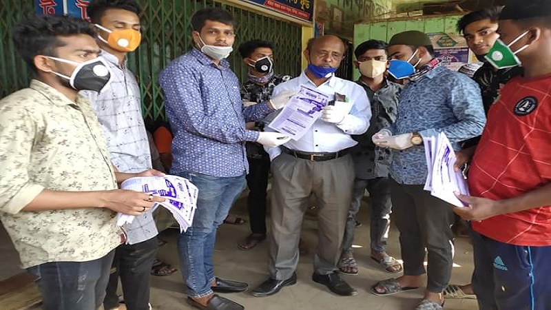 কক্সবাজার জেলা ছাত্রলীগ নেতা আনোয়ার হোসেন সতর্কতা মূলক লিফলেট মাস্ক বিতরণ করেন।