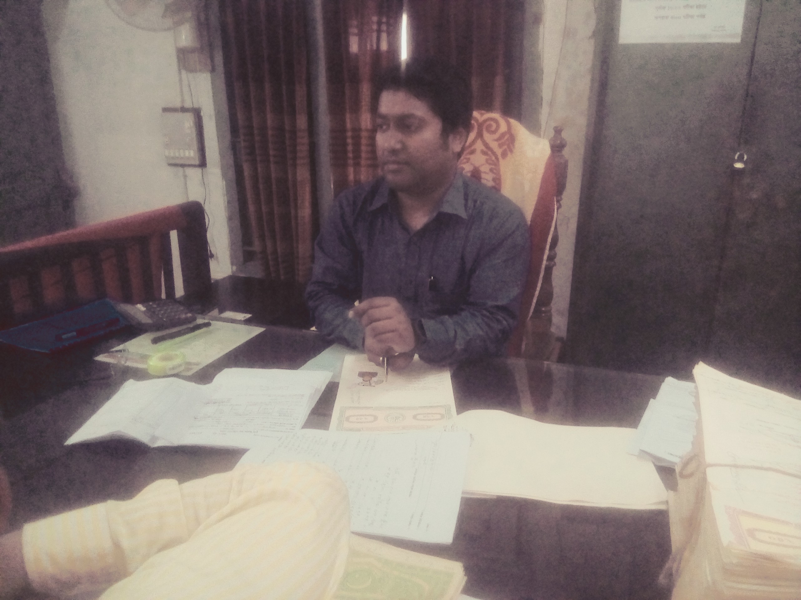 গাইবান্ধায় সততার সঙ্গে দায়িত্ব পালন করছেন সাদুল্যাপুর উপজেলা সাবরেজিস্টার কর্মকর্তা ধীরাজ সাহা