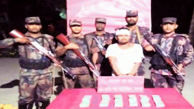 যশোরের বেনাপোল সীমান্ত থেকে ১ লক্ষ ২০ হাজার মার্কিন ডলারসহ এক হুন্ডি পাচারকারীকে আটক