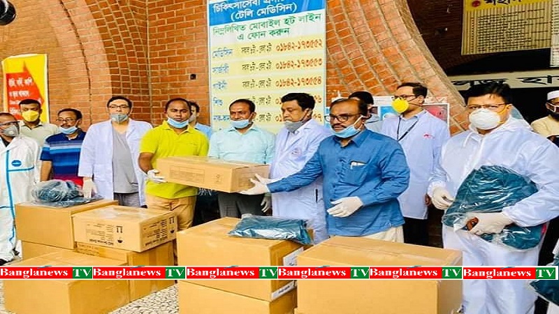 সোহরাওয়ার্দী হাসপাতালে ২৫০ পিপিই ও ৩০০০ মাস্ক দিল ঢাকা-উত্তর আ.লীগ