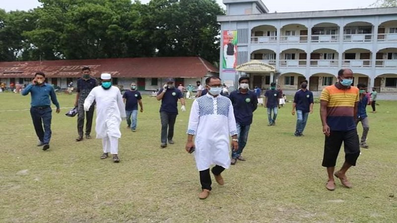 জামালপুর “মা ও আ স আ” সংগঠনের পক্ষে বাজারে দুরত্ব বজায় রাখার চিহ্ন দেওয়া হয়।