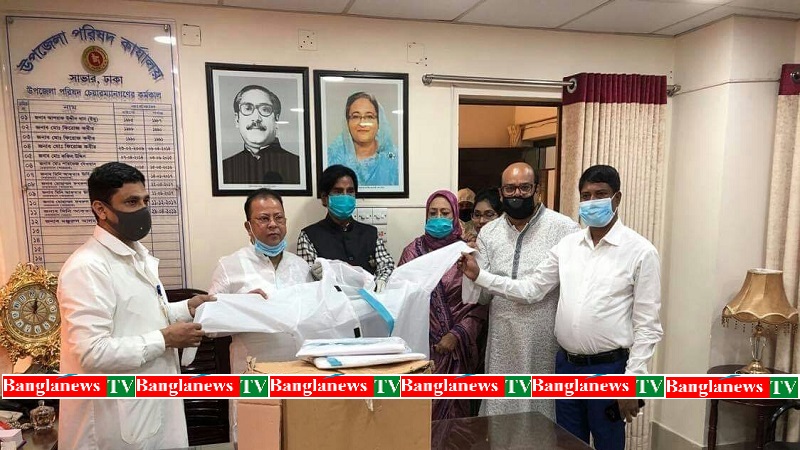 সাভার স্বাস্থ্য কমপ্লেক্সে পিপিই ও মাস্ক্য হস্তান্তর করলেন,জেলা পরিষদের চেয়ারম্যান