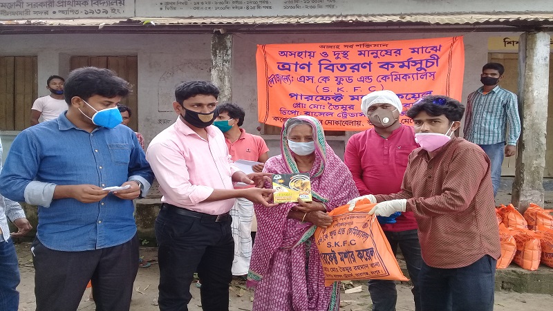 গরীব ও অসহায়দের মাঝে পারফেক্ট মশার কয়েল কোম্পানির মাক্স ও ত্রাণ বিতরণ