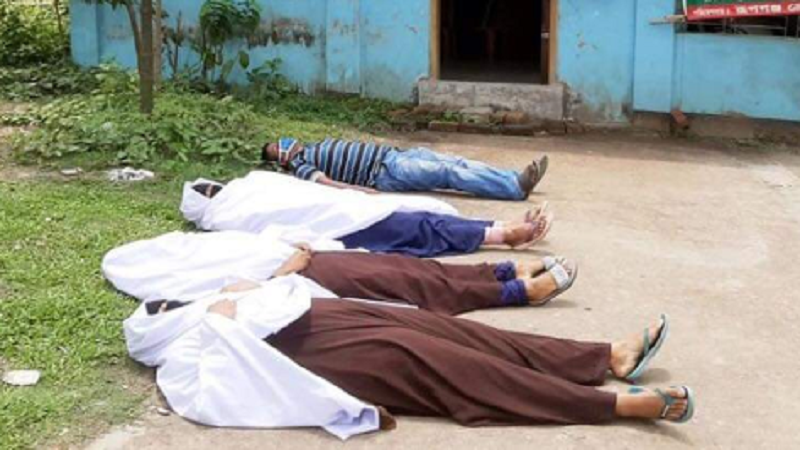 থানায় মামলা নেয়নি বলে কাফনের কাপড় পরে প্রেসক্লাবের সামনে শুয়ে পড়লো।