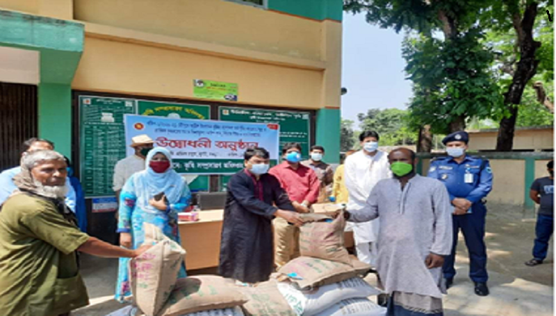 বগুড়ার ধুনটে আউশ ও পিঁয়াজ চাষীদের মাঝে প্রণোদনার বীজ – সার বিতরণ