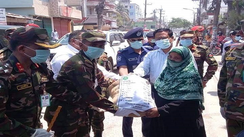 অসহায় কর্মহীন মানুষের পাশে সেনাবাহিনীর খাদ্যসামগ্রী বিতরণ।