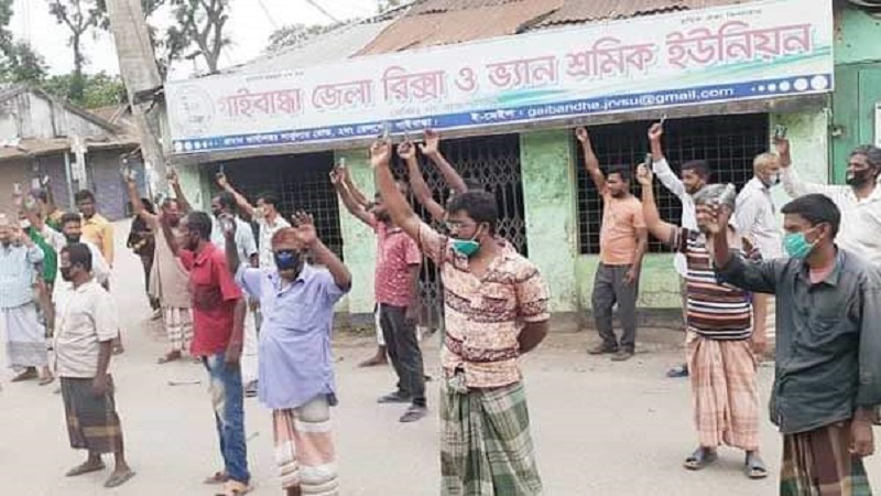 রিক্সা ভ্যান শ্রমিকেদের সরকারি ভাতা দেয়ার কথা বলে অর্থ নেয়ার অভিযোগ উঠেছে ।