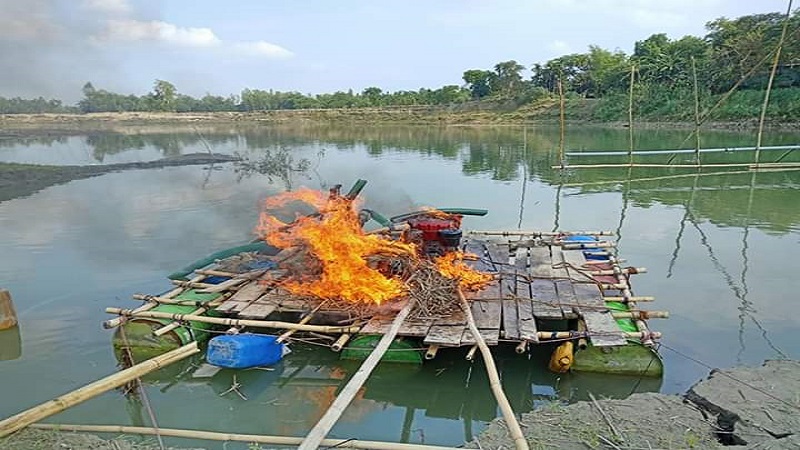 নাগরপুরে অবৈধভাবে বালু উত্তোলনের দায়ে ড্রেজার ধ্বংস