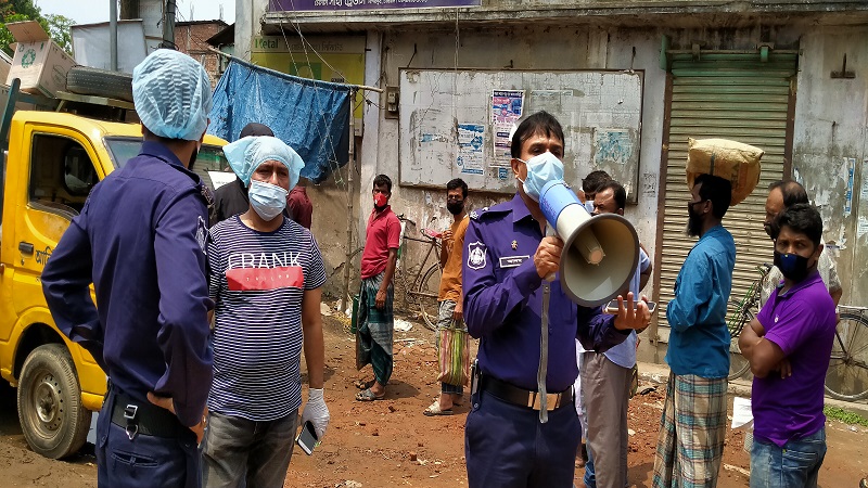 দাম বৃদ্ধির অভিযোগে নাগরপুর বাজার মনিটরিং করেন ওসি আলম চাঁদ