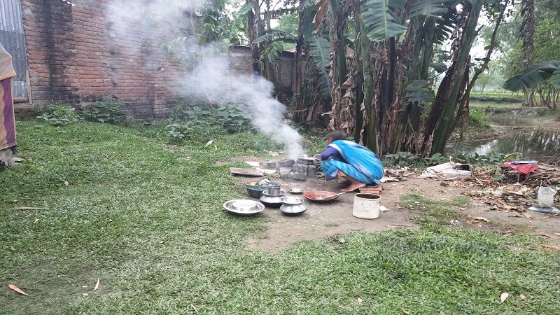ঝরবৃষ্টি উপেক্ষা করে খোলা আকাশের নিচে জীবন যাপন করছেন মা ও ছেলে ।