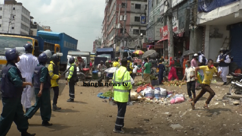 গাজীপুরে বকেয়া বেতনের দাবীতে পোশাক শ্রমিকদের সড়ক অবরোধ: পুলিশের লাঠিচার্জ