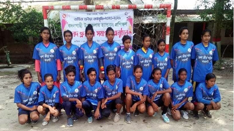 নওগাঁয় বালিকাদের মাসব্যাপী হ্যান্ডবল প্রশিক্ষণের সনদপত্র বিতরন