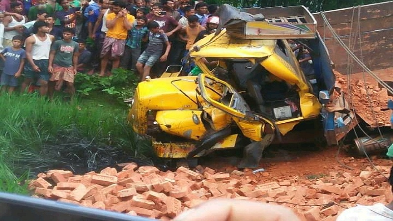 নীলফামারীতে ট্রেন-ট্রাক সংঘর্ষে নিহত-১, আহত-২