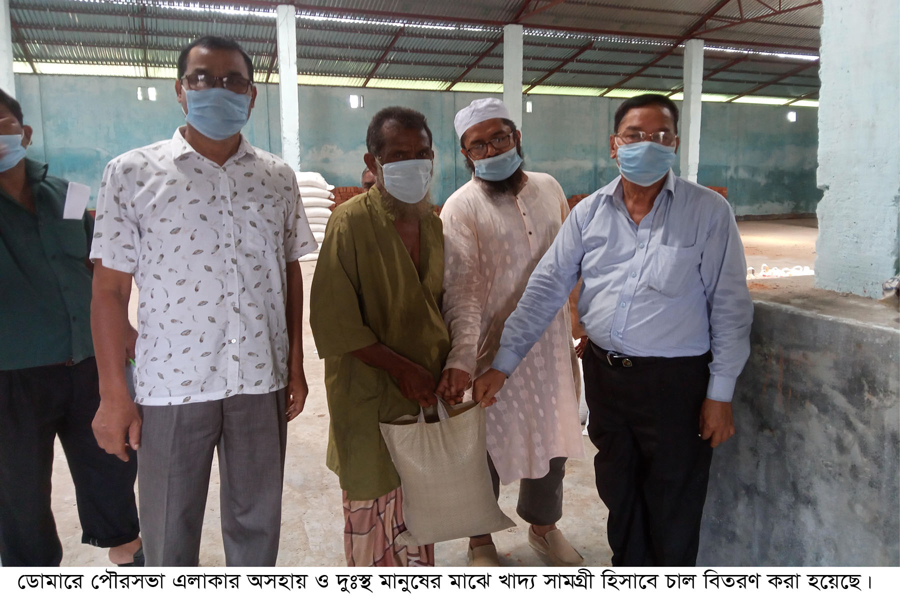 ডোমারে পৌরসভা এলাকার অসহায় ও দুঃস্থ মানুষের মাঝে খাদ্য সামগ্রী  বিতরণ !