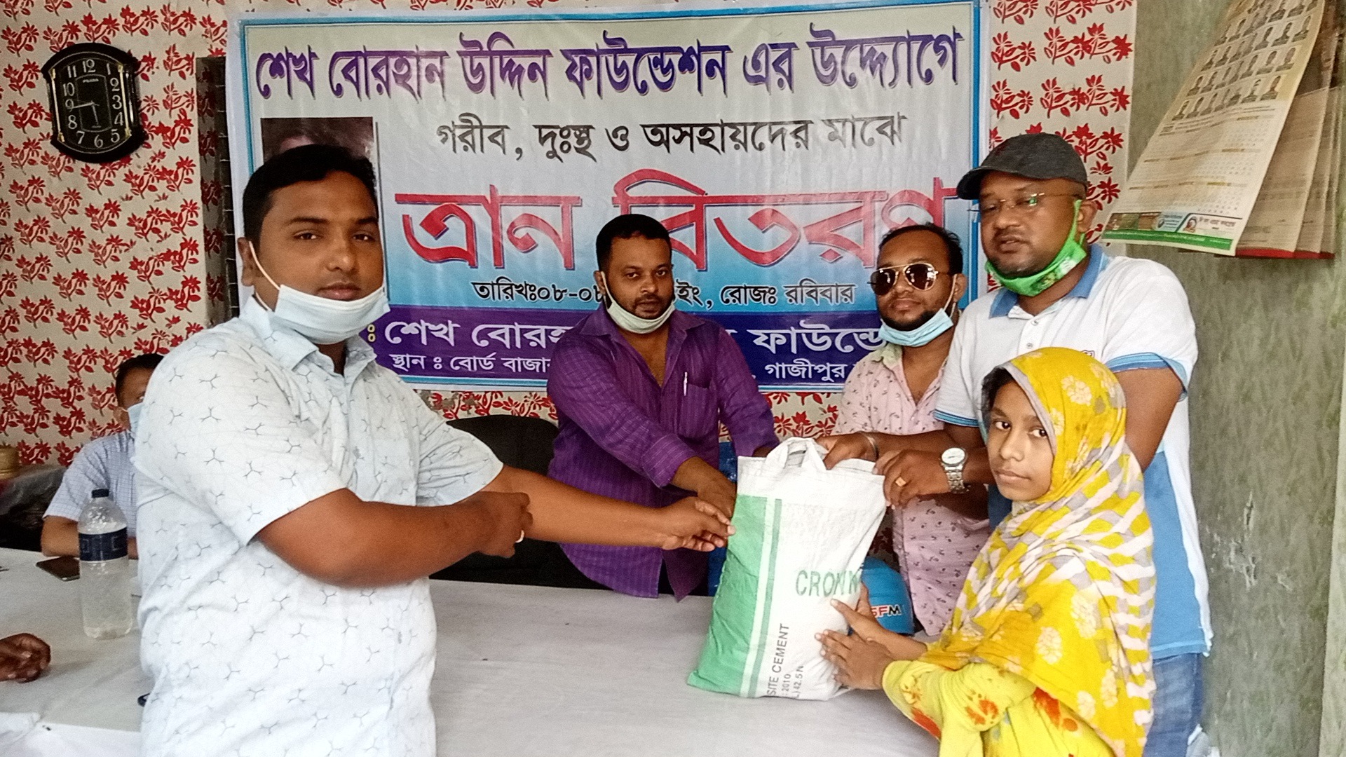 গাজীপুরের গাছায় দুস্থ ও অসহায় দের মাঝে ত্রান বিতরণ। 