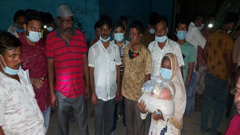 ইসলামপুরে কর্মহীন ওয়েলডিং ও রাজ মিস্ত্রীদের মাঝে ত্রানসামগ্রী বিতরন
