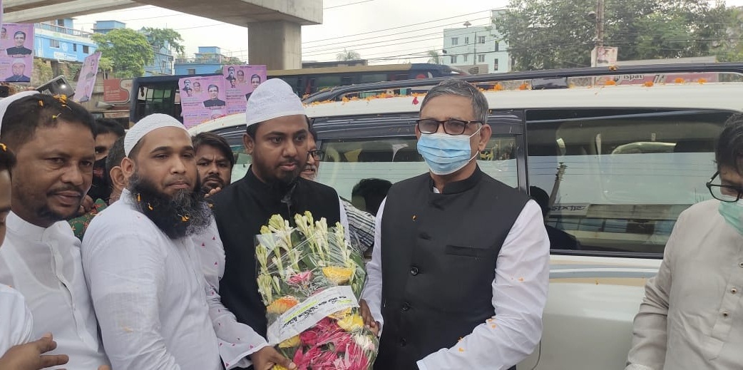কৃষিবিদ আ.ফ ম.বাহাউদ্দিন নাছিম কে গাজীপুরে ১৪টি পয়েন্টে ফুল দিয়ে বরন করে নেন মেয়র প্রার্থী আব্দুল্লাহ আল মামুন মন্ডল