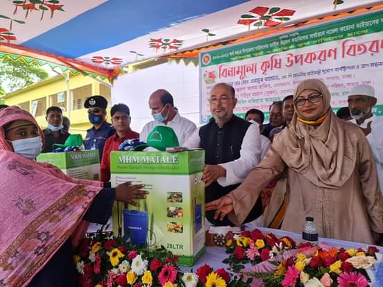 সাভারের বিরুলিয়ায় ফুল চাষিদের মাঝে বিনামূল্যে কৃষি উপকরণ বিতরণ