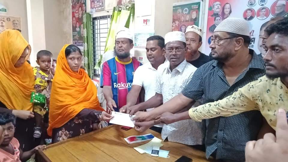 সড়ক দুর্ঘটনায় নিহত দুই সদস্যের পরিবারে নগদ অর্থ বিতরণ করেন গাজীপুর কাচামাল আড়ৎদার মালিক গ্রুপ। 