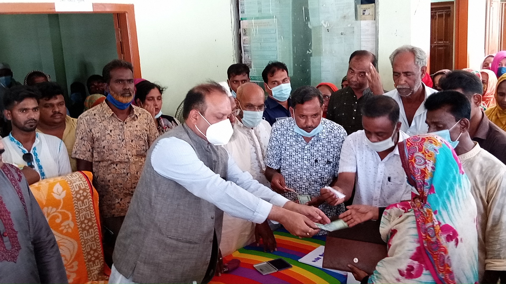 কাজিপুরে জিআর এর নগদ অর্থ বিতরণ