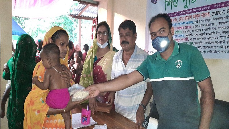 ইসলামপুরে দুস্থশিশুরা পেল শেখ হাসিনার উপহার পুষ্টি খাদ্য সামগ্রী