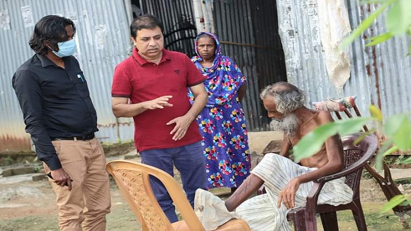 জীবন্ত একজন মানুষকে পোঁকা কামরে কামরে খাচ্ছে!