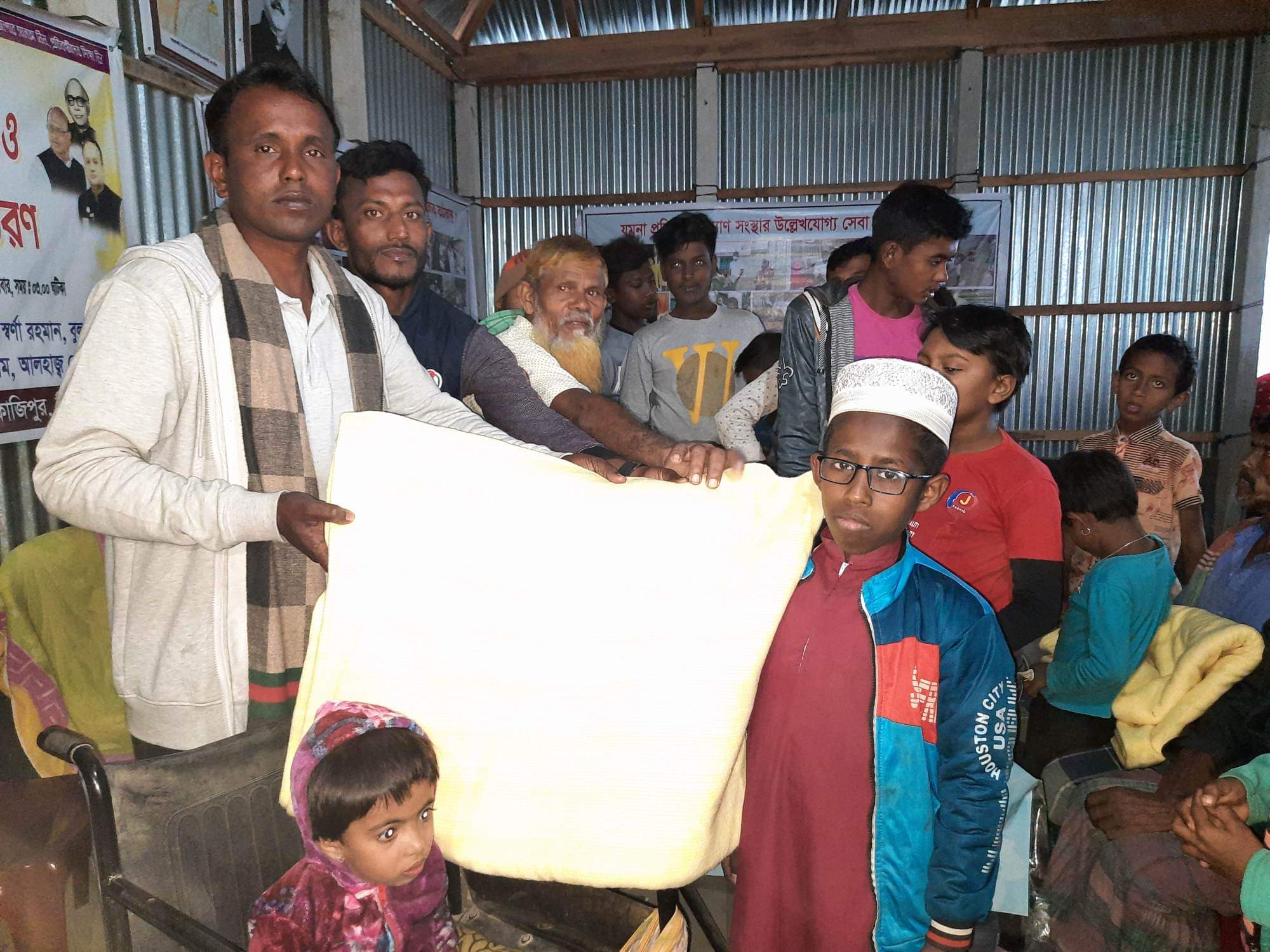 কাজিপুরে প্রতিবন্ধীদের মাঝে শীতবস্ত্র বিতরন।