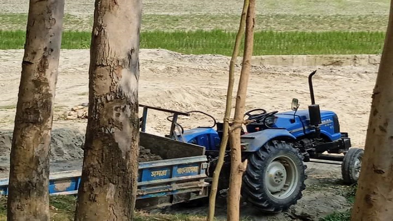 প্রশ্নবিদ্ধ হচ্ছে ভূমি আইন-শিমুলবাড়ি নদীর পাড় ফসলি জমির উর্বর মাটি ইট ভাটার পেটে