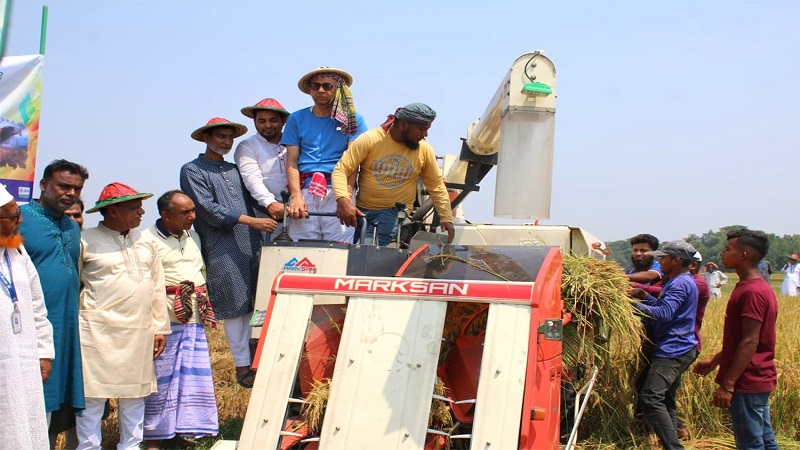 হারভেস্টারের মাধ্যমে ১৫ কৃষকের ৪০ একর জমির পাকা ধান কেটে দিল কৃষক লীগ