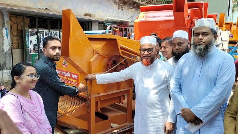 ভালুকায় ফসল মাড়াই মেশিন বিতরণ