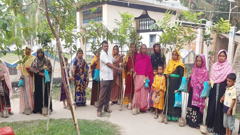 পাঁচবিবির ধরঞ্জী গ্রামীণ ব্যাংকের কেন্দ্র প্রধানদের বৈঠক ও গাছ বিতরণ